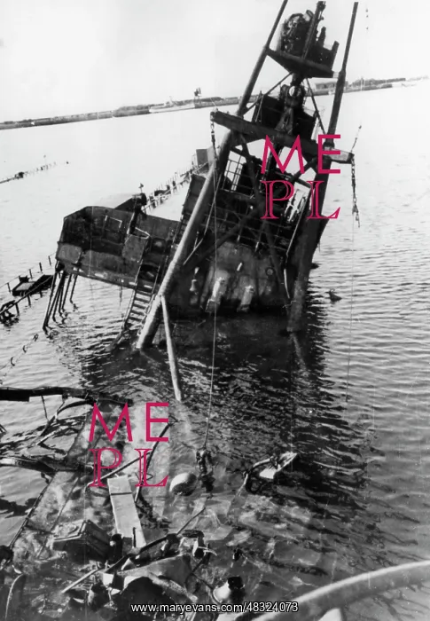 : Sunk Polish warship, 1939 : Sunk Polish warship, 1939