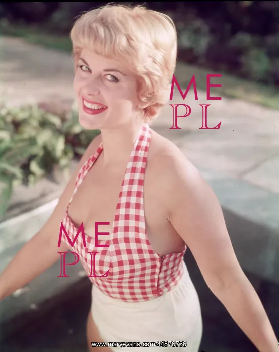 : SUNNY BLONDE MODEL 1950S : SUNNY BLONDE MODEL 1950S