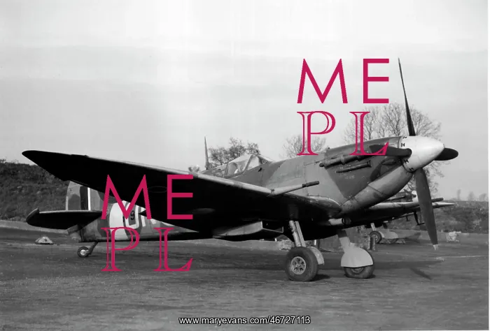 : Supermarine Spitfire HF VI of No124 Squadron : Supermarine Spitfire HF VI of No124 Squadron