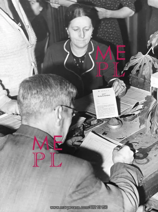 : Supply of clothes, substitutes, issue of the Reichskleid : Supply of clothes, substitutes, issue of the Reichskleid