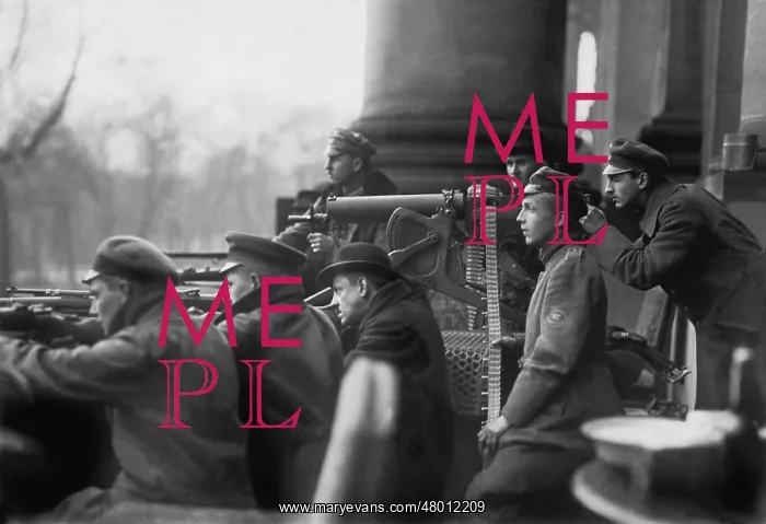 : Supporter of the People's Navy Division in front of the Berl : Supporter of the People's Navy Division in front of the Berl