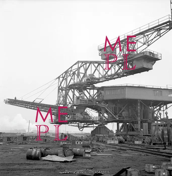  : Surface coal mine - coal excavator