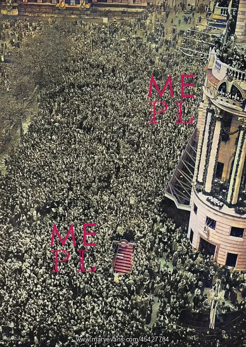 : Surging crowds in Trafalgar Square, 1937 Coronation : Surging crowds in Trafalgar Square, 1937 Coronation