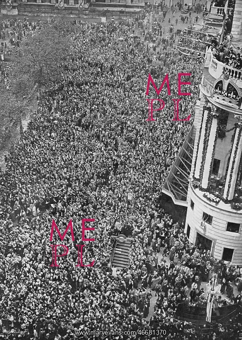 : Surging crowds in Trafalgar Square, 1937 Coronation : Surging crowds in Trafalgar Square, 1937 Coronation