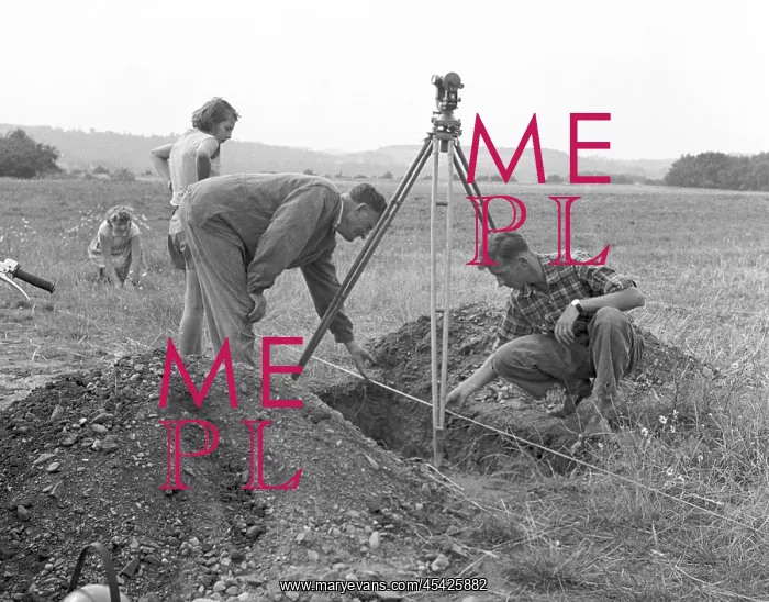 : Surveyor - site preparation - theodolite : Surveyor - site preparation - theodolite
