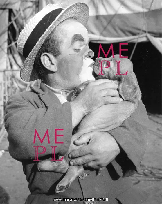  : Susi - kissing a clown at the circus