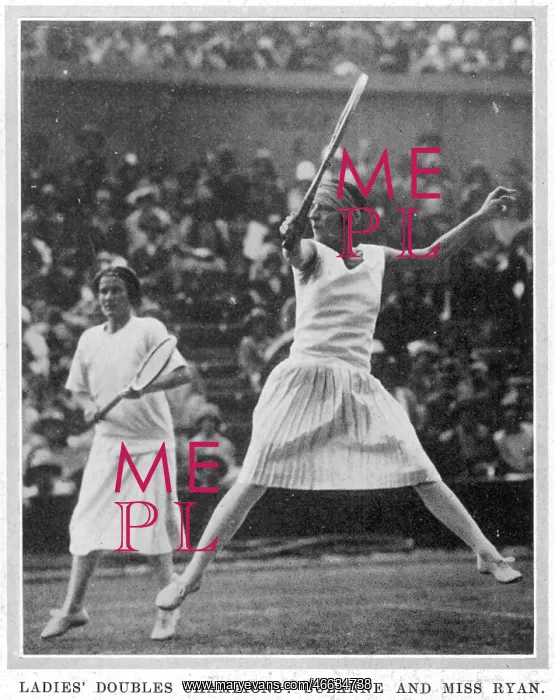 : Suzanne Lenglen playing doubles : Suzanne Lenglen playing doubles
