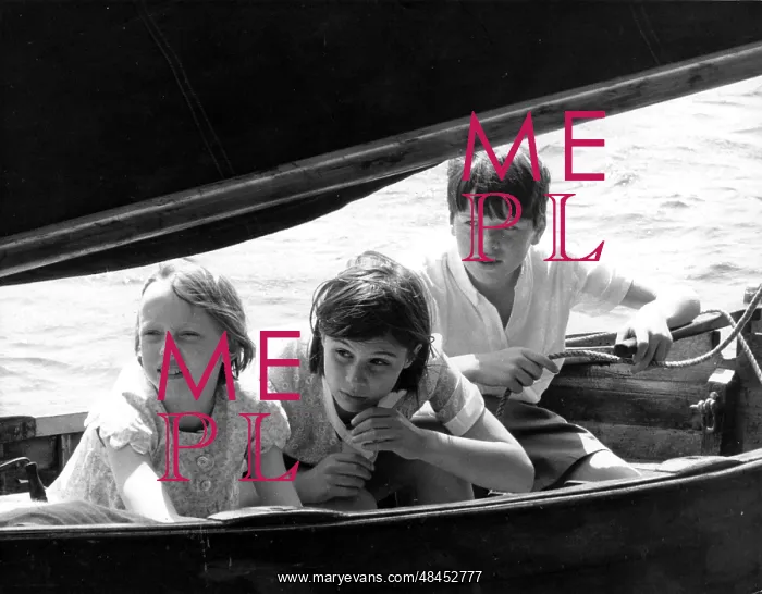 : SWALLOWS AND AMAZONS : SWALLOWS AND AMAZONS