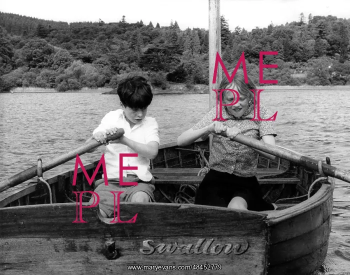: SWALLOWS AND AMAZONS : SWALLOWS AND AMAZONS