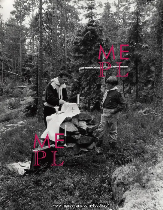 : Swedish Scouts building an altar : Swedish Scouts building an altar