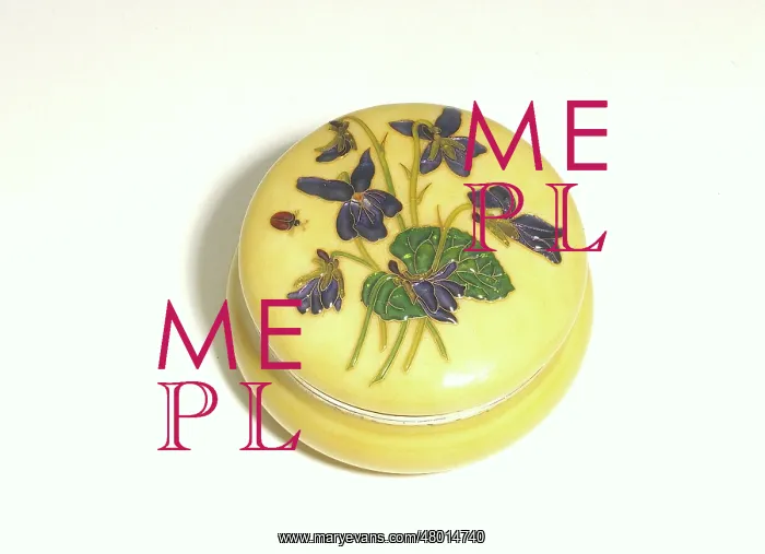 : Sweet box decorated with violets : Sweet box decorated with violets