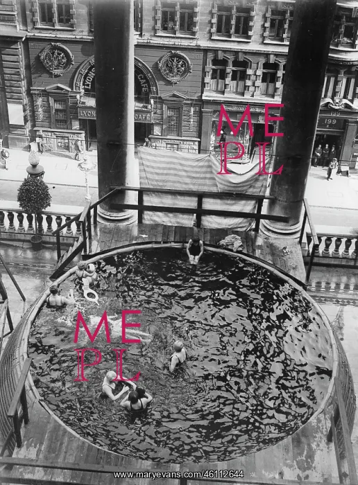 : Swimming pool on the roof of Piccadilly : Swimming pool on the roof of Piccadilly