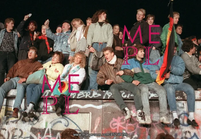 : Swinging and swaying on Berlin Wall : Swinging and swaying on Berlin Wall