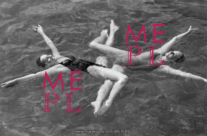  : Synchronized swimming training