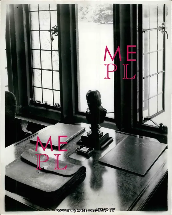 : Table in Long Gallery at Chequers, PM's weekend residence : Table in Long Gallery at Chequers, PM's weekend residence