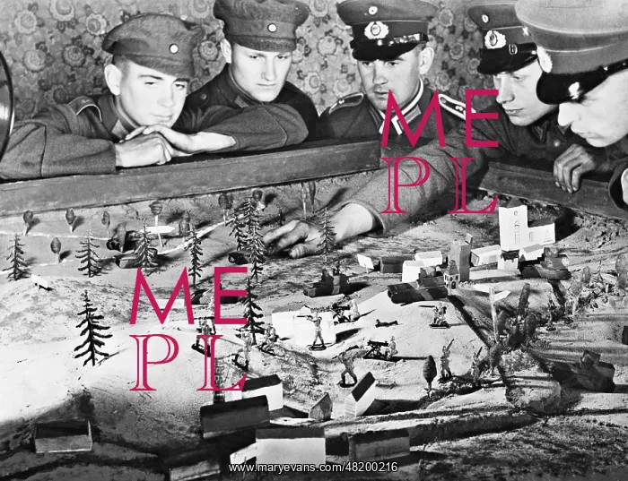 : Tactical training on the sandpit at the Reichswehr, 1932 : Tactical training on the sandpit at the Reichswehr, 1932