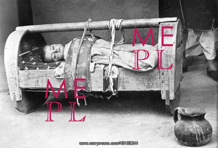 : Tajik child cradle in Dushanbe : Tajik child cradle in Dushanbe