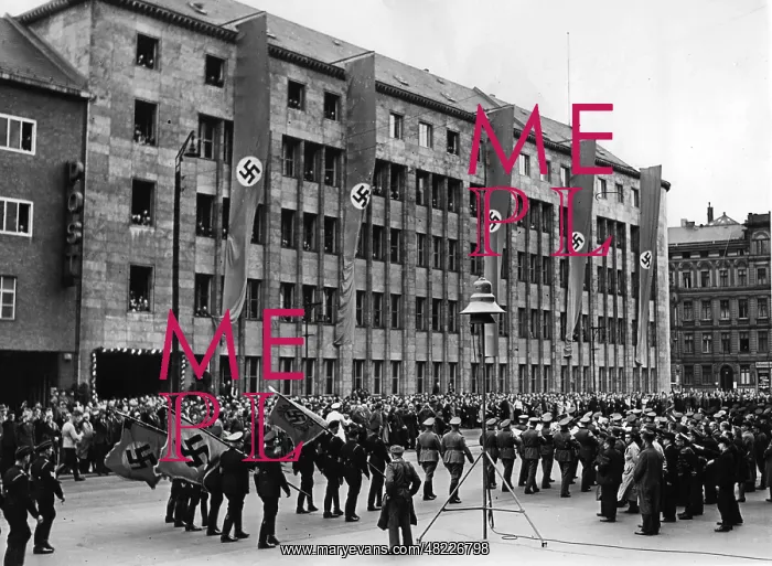 : Taking down the Golden Flag of a model plant, 1940 : Taking down the Golden Flag of a model plant, 1940