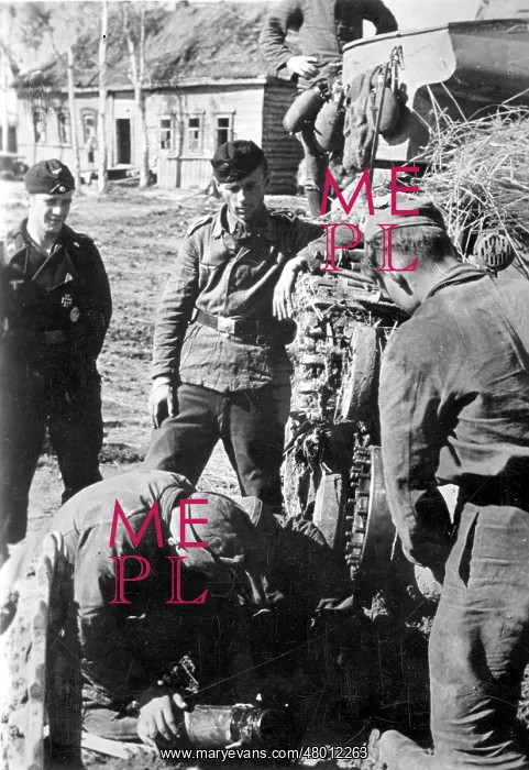: Tank crew repairs its tank : Tank crew repairs its tank