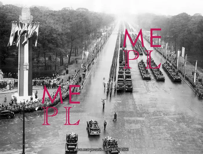 : Tank parade on the East-West axis in Berlin, 1938 : Tank parade on the East-West axis in Berlin, 1938