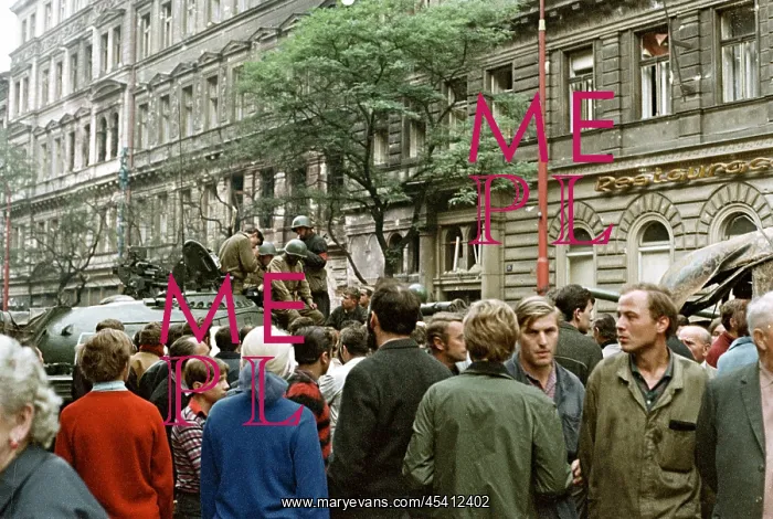 : Tank - soldiers - protest - Prague : Tank - soldiers - protest - Prague