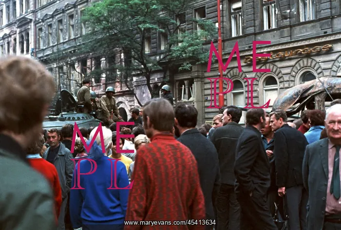 : Tank - soldiers - protest - Prague : Tank - soldiers - protest - Prague