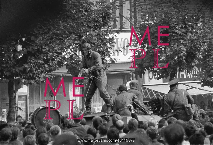 : Tank - submachine gun - soldier - protest - confrontation : Tank - submachine gun - soldier - protest - confrontation