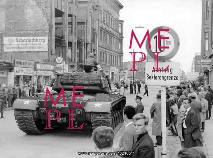: Tanks of the US Army at checkpoint Friedrichstrasse in Berli : Tanks of the US Army at checkpoint Friedrichstrasse in Berli