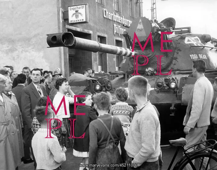 : Tanks of the US Army at checkpoint Friedrichstrasse in Berli : Tanks of the US Army at checkpoint Friedrichstrasse in Berli