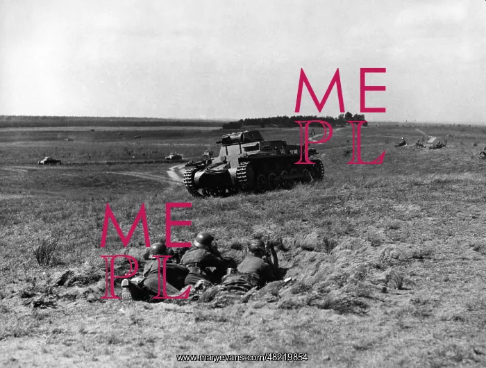 : Tanks and infantry during an exercise, 1938 : Tanks and infantry during an exercise, 1938
