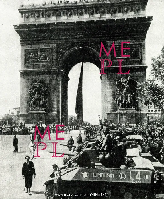 : Tanks lined up near the Arc de Triomphe, Paris, WW2 : Tanks lined up near the Arc de Triomphe, Paris, WW2