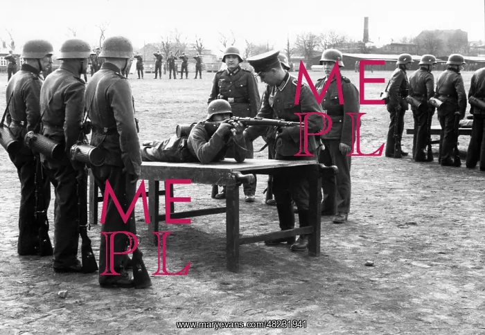 : Target practice in the Jaegerkaserne Kolberg, 1941 : Target practice in the Jaegerkaserne Kolberg, 1941