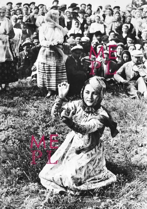  : Tatar dance in Crimea, 1943