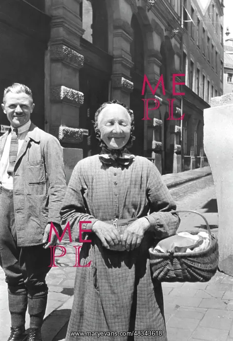 : The Taubenmutterl, a celebrity in Munich, 1930s : The Taubenmutterl, a celebrity in Munich, 1930s