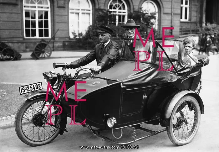 : Taxi with passengers in Berlin, 1925 : Taxi with passengers in Berlin, 1925