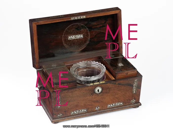 : Tea caddy made from rosewood with mother-of-pearl inlays : Tea caddy made from rosewood with mother-of-pearl inlays