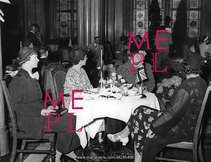 : Tea reception in the Berlin City Hall, 1939 : Tea reception in the Berlin City Hall, 1939
