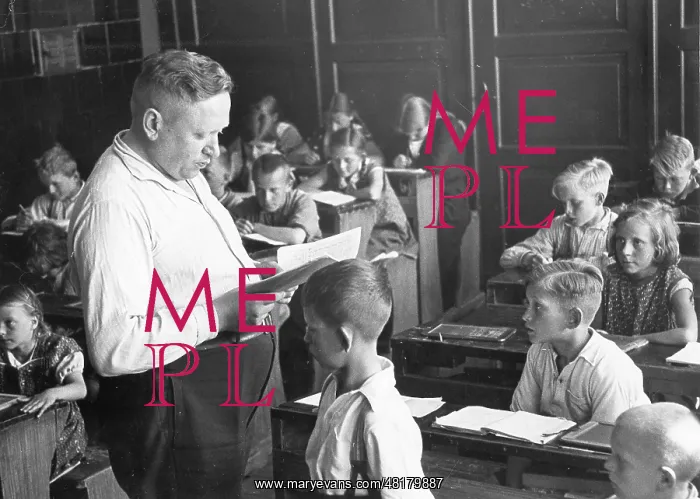 : Teachers and students in the class, 1935 : Teachers and students in the class, 1935