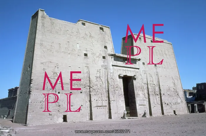 : Temple Pylon at Edfu, Egpyt : Temple Pylon at Edfu, Egpyt
