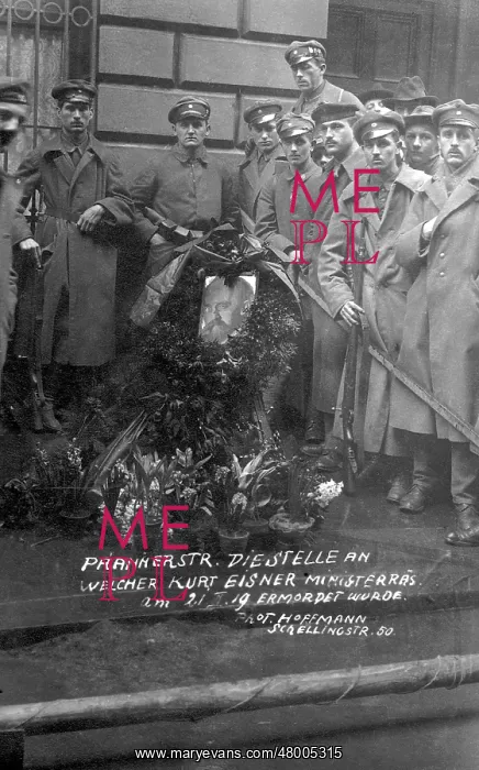 : Temporary memorial, Kurt Eisner's photo with flowers : Temporary memorial, Kurt Eisner's photo with flowers