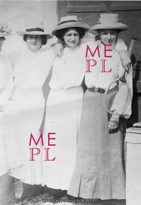  : Three tennis-playing ladies