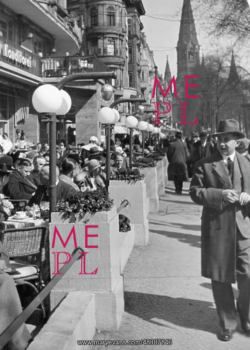 : Terrace of the Cafe Kranzler in Berlin, 1935 : Terrace of the Cafe Kranzler in Berlin, 1935