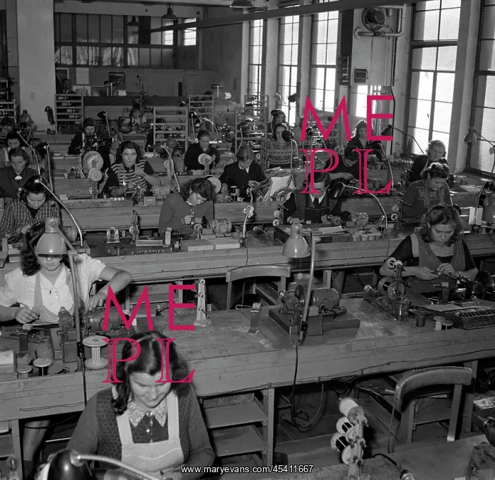  : Tesla Prague - manufacture of radios