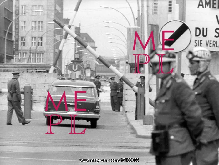 : US test car drives to East Berlin : US test car drives to East Berlin