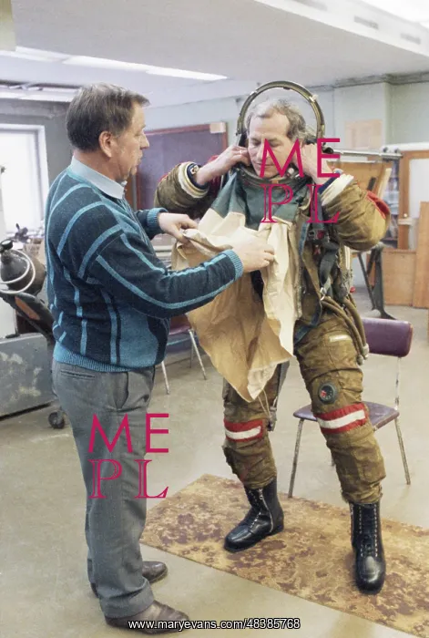: Test of High-Pressure Suit : Test of High-Pressure Suit