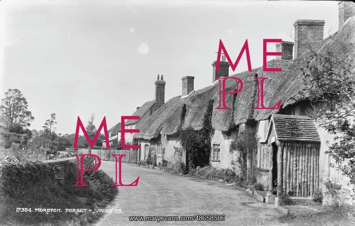 : Thatched Cottages in Moreton : Thatched Cottages in Moreton