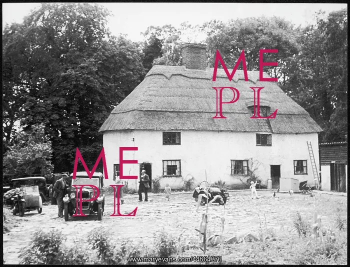: THATCHED ROADHOUSE : THATCHED ROADHOUSE
