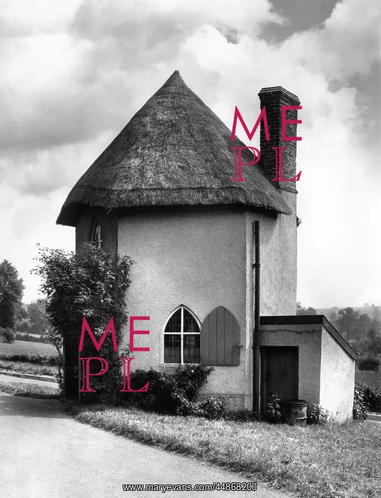  : THATCHED TOLL HOUSE