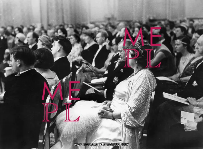 : Theater audience in the 1920s : Theater audience in the 1920s