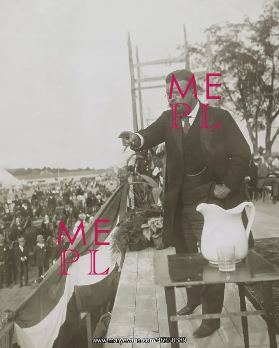 : Theodore Roosevelt delivering a speech, Concord : Theodore Roosevelt delivering a speech, Concord